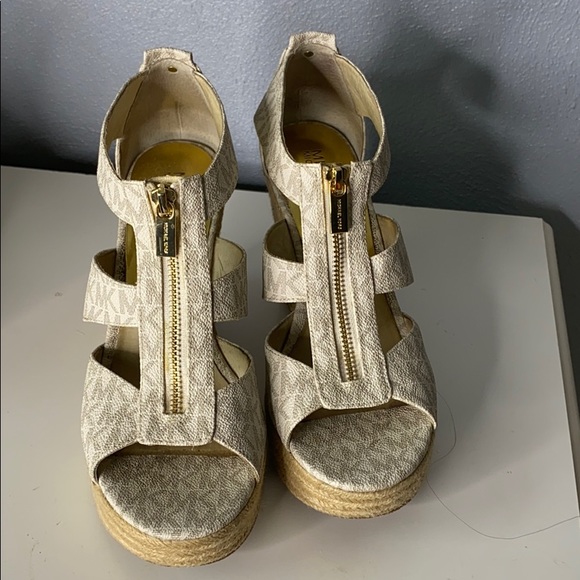 Used - Picture 2 of 3